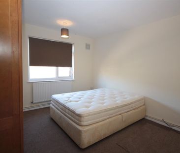 2 bedroom Flat to let - Photo 2