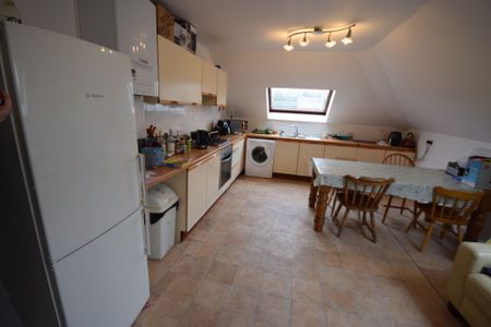 3 Bedroom Flat To Rent in Town Centre - £1,768 pcm Tenancy Info - Photo 5