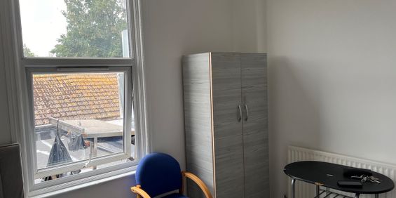 Room in a Shared Flat, London, E11 - Photo 3