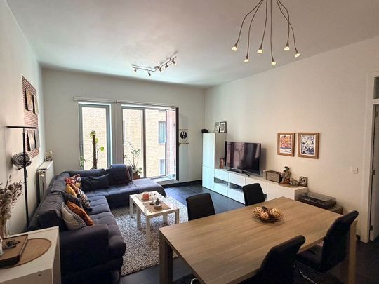 Centraal gelegen bemeubeld appartement MET autostaanplaats - Photo 1