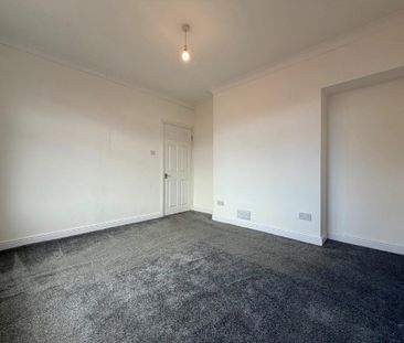 3 bedroom flat to rent - Photo 3