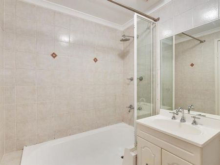 GROUND FLOOR GARDEN APARTMENT! - Photo 4