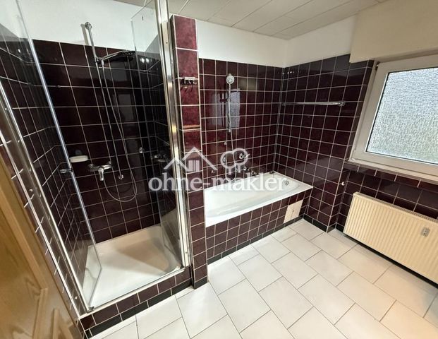 Videorundgang: Attraktive Dachwohnung mit EBK und Balkon – frisch renoviert! - Photo 1