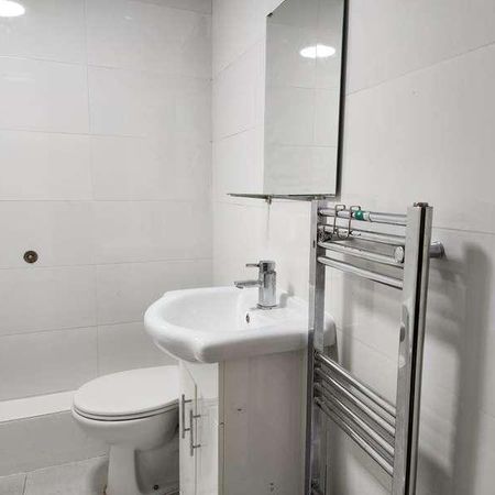 Woking, Surrey, GU21 - Photo 4