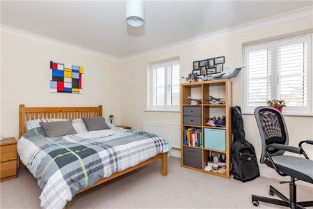 An exceptionally well presented three bedroom end of terrace townhouse with views over the cricket green situated just a short walk to Witney town centre. - Photo 3