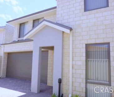 Beautiful 4 Bedroom, 2 Bathroom Townhouse in Cloverdale with Double... - Photo 2