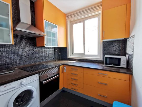 Room with balcony in Redondilla Street - Photo 1