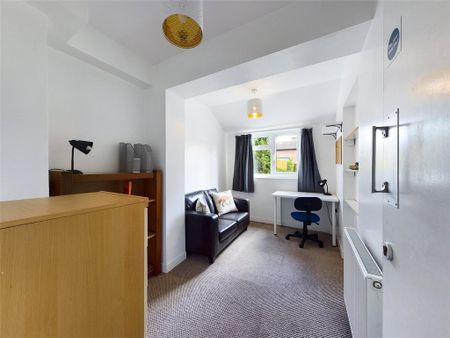 4 bedroom semi-detached house to rent - Photo 5