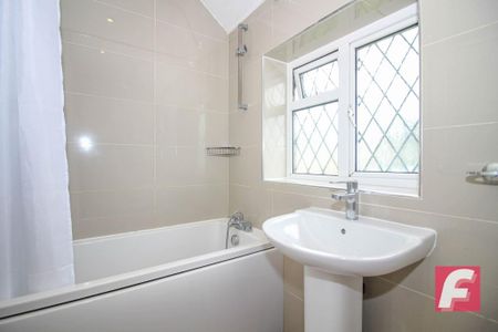 3 bedroom end of terrace house to rent - Photo 2
