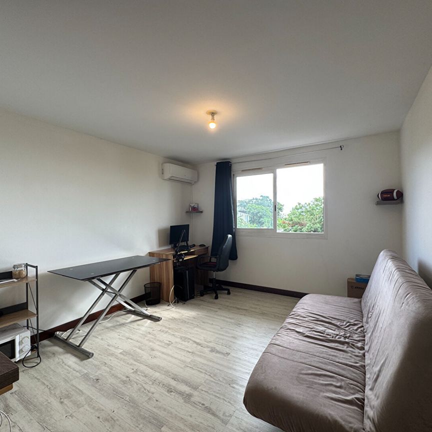 A LOUER - Sainte-Clotilde - Studio nu avec vue mer et une place de stationnement - Photo 1