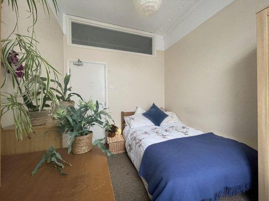 6 bedroom flat to rent - Photo 1