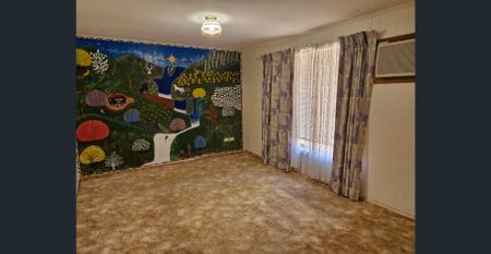 LOVELY 3 BEDROOM FAMILY HOME OVERLOOKING A PARK - Photo 4