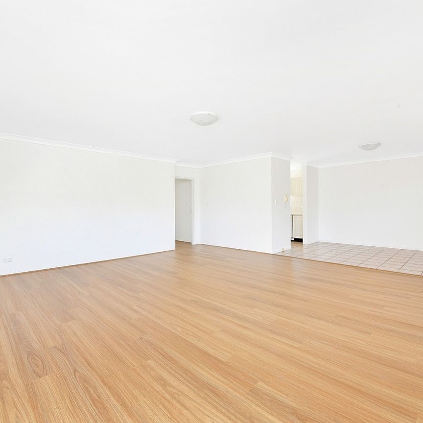 Spacious, Light Filled Three bedroom Apartment - Photo 1