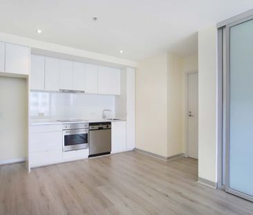 Stylish Top-Floor Apartment with Expansive Views & Resort-Style Facilities - Photo 3