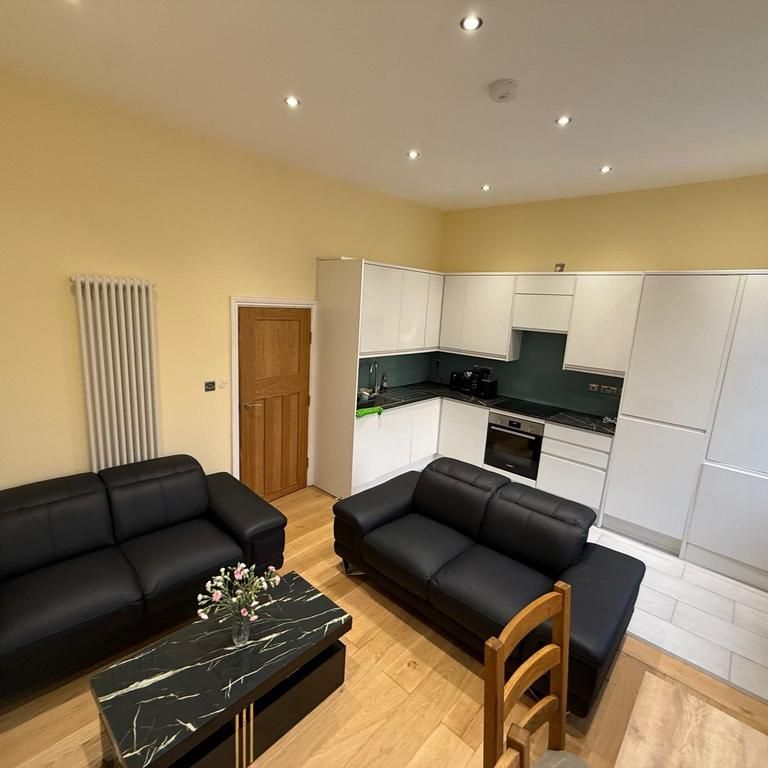 4 bedroom flat to rent - Photo 1