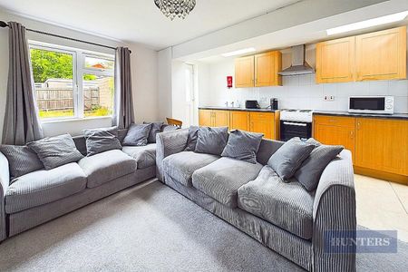 5 bedroom House To Let - Photo 2