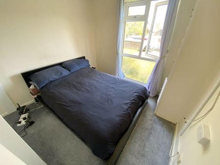 3 bedroom end of terrace house to rent - Photo 3