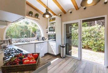 WINTER RENTAL. Spacious renovated villa with pool and 5 bedrooms for rent in Javea