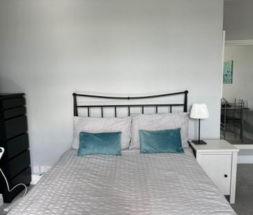 Room 1: Flat 4, 30 Stoke Road, Guildford, GU1 4HR - Photo 4