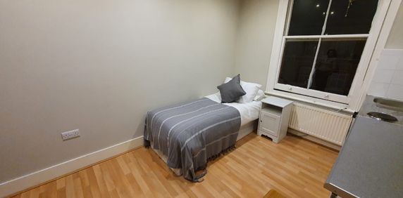 A semi-studio located on Cheniston Gardens, Kensington, London W8 - Photo 2