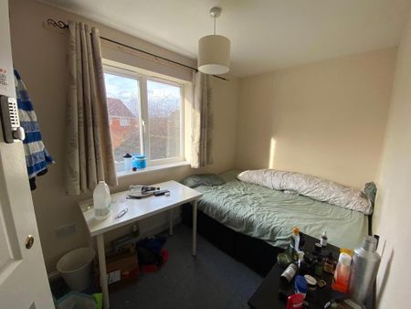 6 bedroom detached house to rent - Photo 5