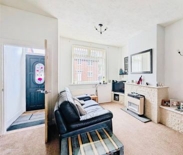 Well-presented 2-Bed Terraced House with Spacious Lounge/Diner – Cl... - Photo 1