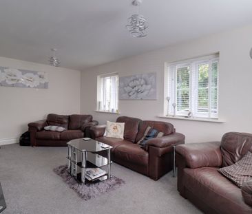 Manor Grove, Stafford - Photo 1