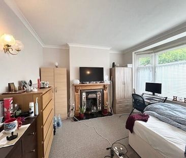 Rosslyn Avenue, Romford, RM3 0RG - Photo 2