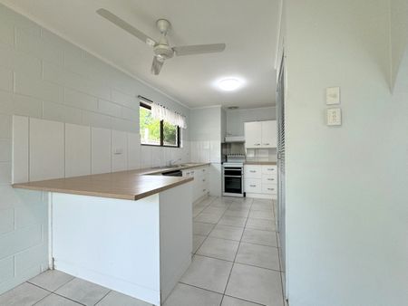 CHARMING 3 BEDROOM HOME ON LARGE FULLY FENCED BLOCK - PRIME LOCATION! - Photo 5