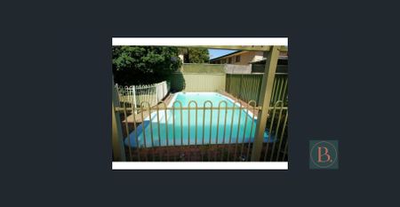 4 Bedroom Property With Pool - Photo 4