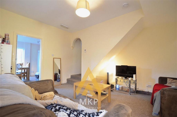 4 bedroom end of terrace house to rent - Photo 1