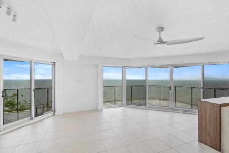 Tastefully renovated apartment offering stunning views. - Photo 2