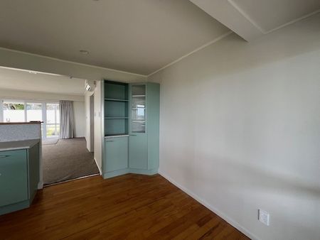 BIG AND BEAUTIFUL-JUST REDECORATED-CENTRAL STANMORE - Photo 5