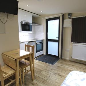 Studio to rent - Photo 2