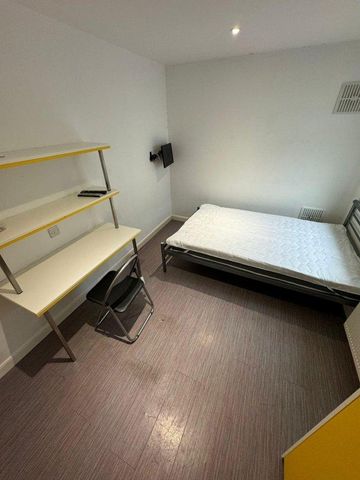 5 bedroom flat to rent - Photo 2