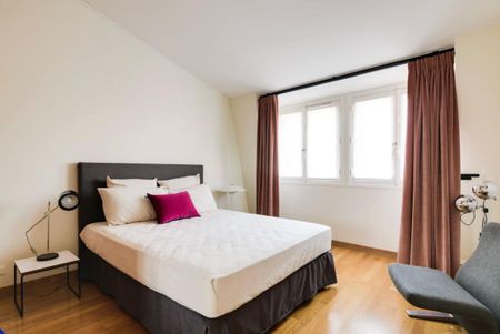 Location Appartement 4 pièces Meublé 119m² PARIS 16ème - Photo 4
