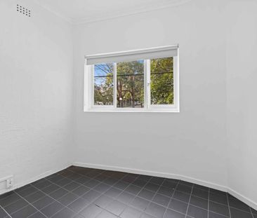 Paddington 1 Bedroom + Sunroom apartment in convenient location - Photo 3