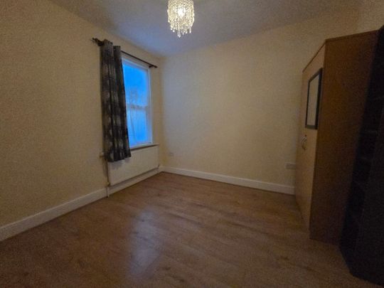 6 Bed Terraced House, West End Avenue, E10 - Photo 1