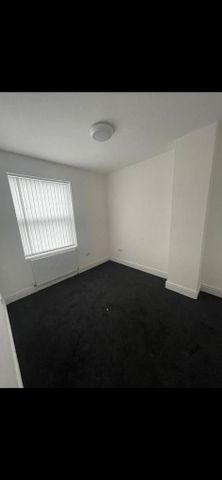 4 bedroom end of terrace house to rent - Photo 3