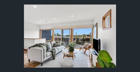 Right in the Heart of Torquay - Photo 2