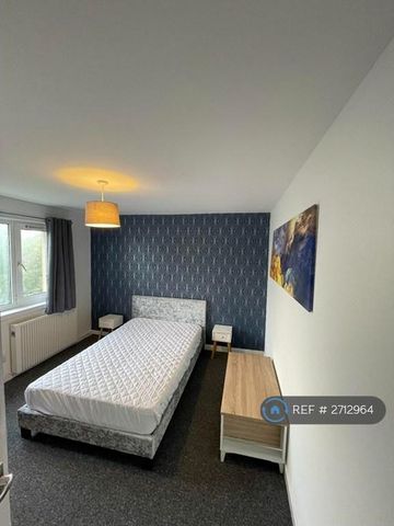 3 bedroom flat to rent - Photo 4