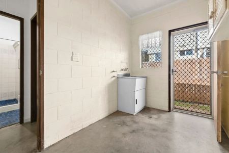 Solid lowset family home - Photo 3