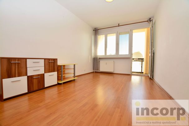 ZREKONŠTRUOVANÝ 3 IZB. BYT (3x SAMOSTATNÁ NEPRICHODNÁ IZBA) S BALKÓNOM A V TICHEJ LOKALITE, SIBÍRSKA – Fotografia 1