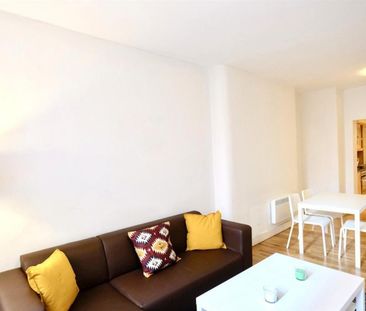 2 bedroom Flat To Let - Photo 2