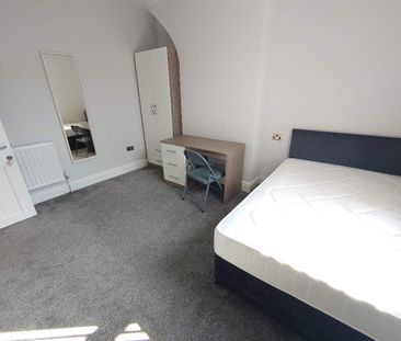 Gilroy Road, Kensington. - Photo 1