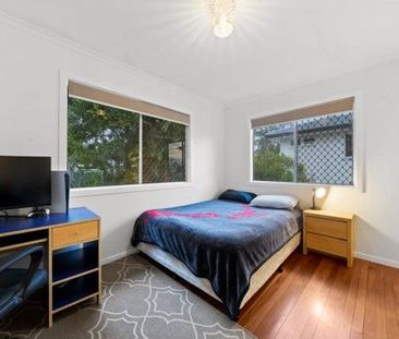 3 Bedrooms upstairs plus separate living downstairs - Photo 2