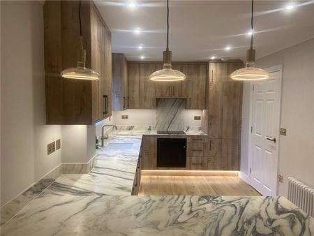 Alexandra Road, Epsom, Surrey, KT17 4DG - Photo 2