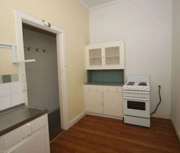 SPACIOUS UNFURNISHED ONE BEDROOM UNIT! - Photo 3