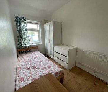 Room in a Shared House, Barclay Road, E13 - Photo 2