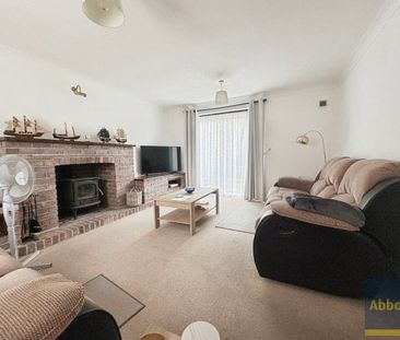 BURNT MILLS, BASILDON - Photo 2